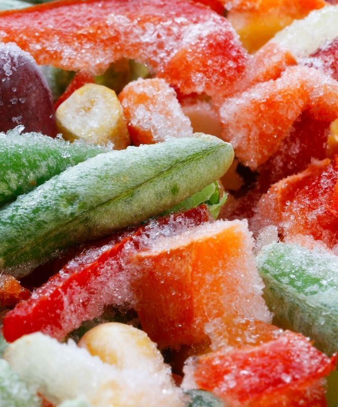 Un primer plano de una variedad de verduras congeladas.