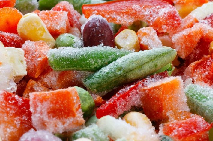 Un primer plano de una pila de verduras congeladas.
