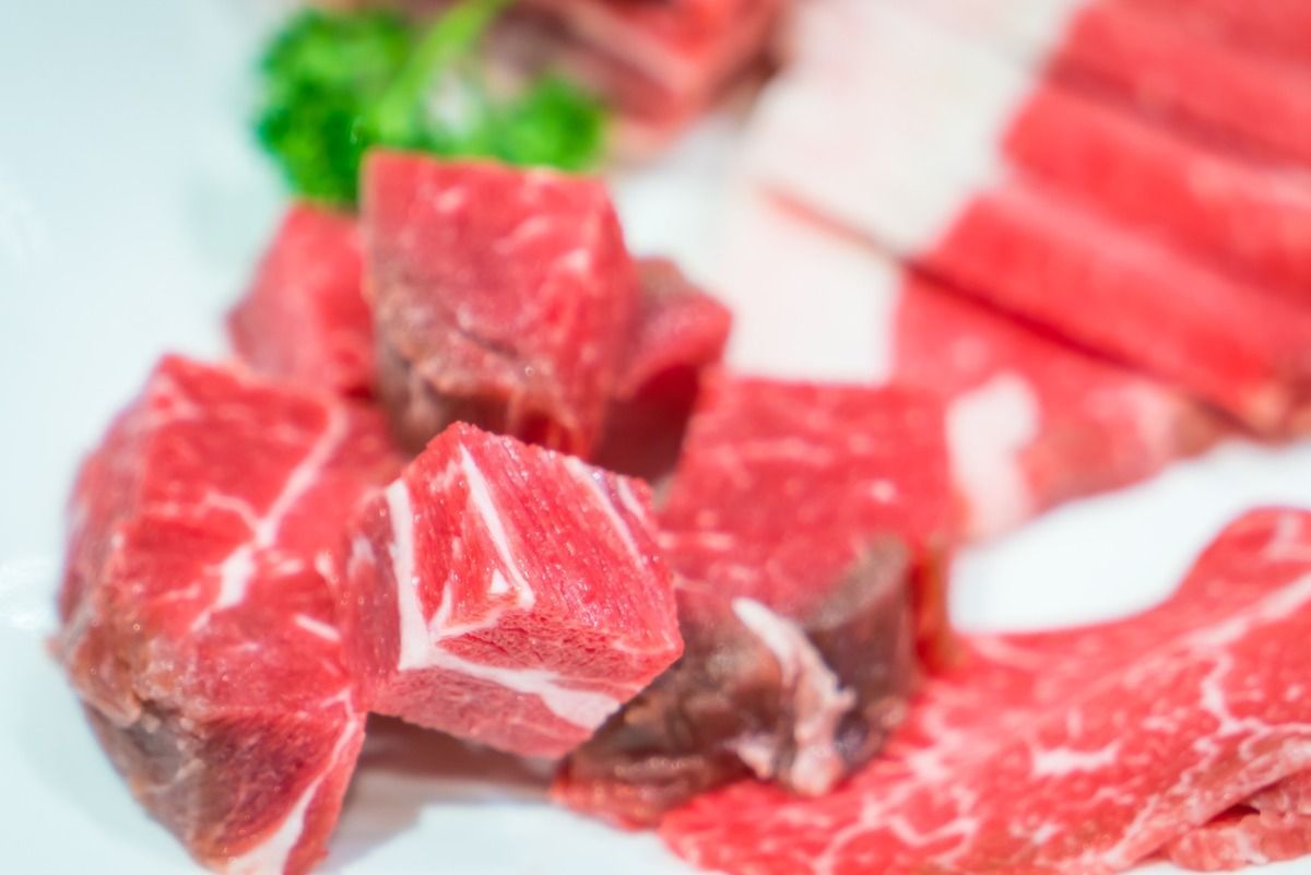 Hay muchos tipos diferentes de carne en el plato.