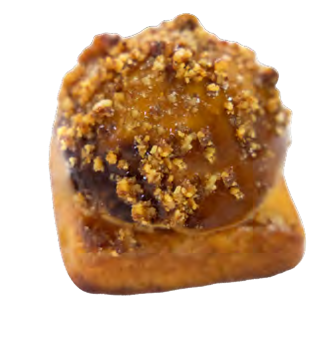 Un primer plano de un pastel con nueces encima sobre un fondo blanco.