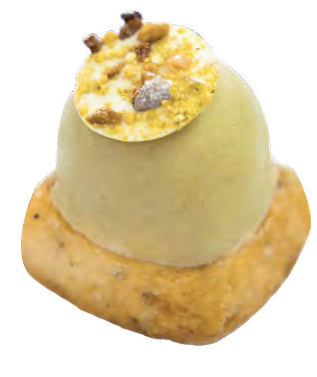 Un primer plano de un postre en una galleta sobre un fondo blanco.