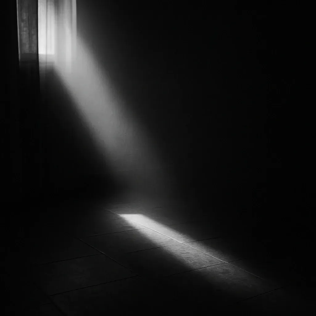 Wenn ein Mensch Licht und Schatten zugleich hinterlässt Manche Trauerreden sind einfach. Andere fordern alles: Aufmerksamkeit, Fingerspitzengefühl – und die Bereitschaft, Wahrheit auszuhalten. Ein ruhiger Raum, durch dessen Fenster ein einzelner Lichtstrahl auf den Boden fällt. Licht und Schatten teilen den Raum in helle und dunkle Bereiche – ein stilles Symbol für Ambivalenz, Wahrheit und Würde.
