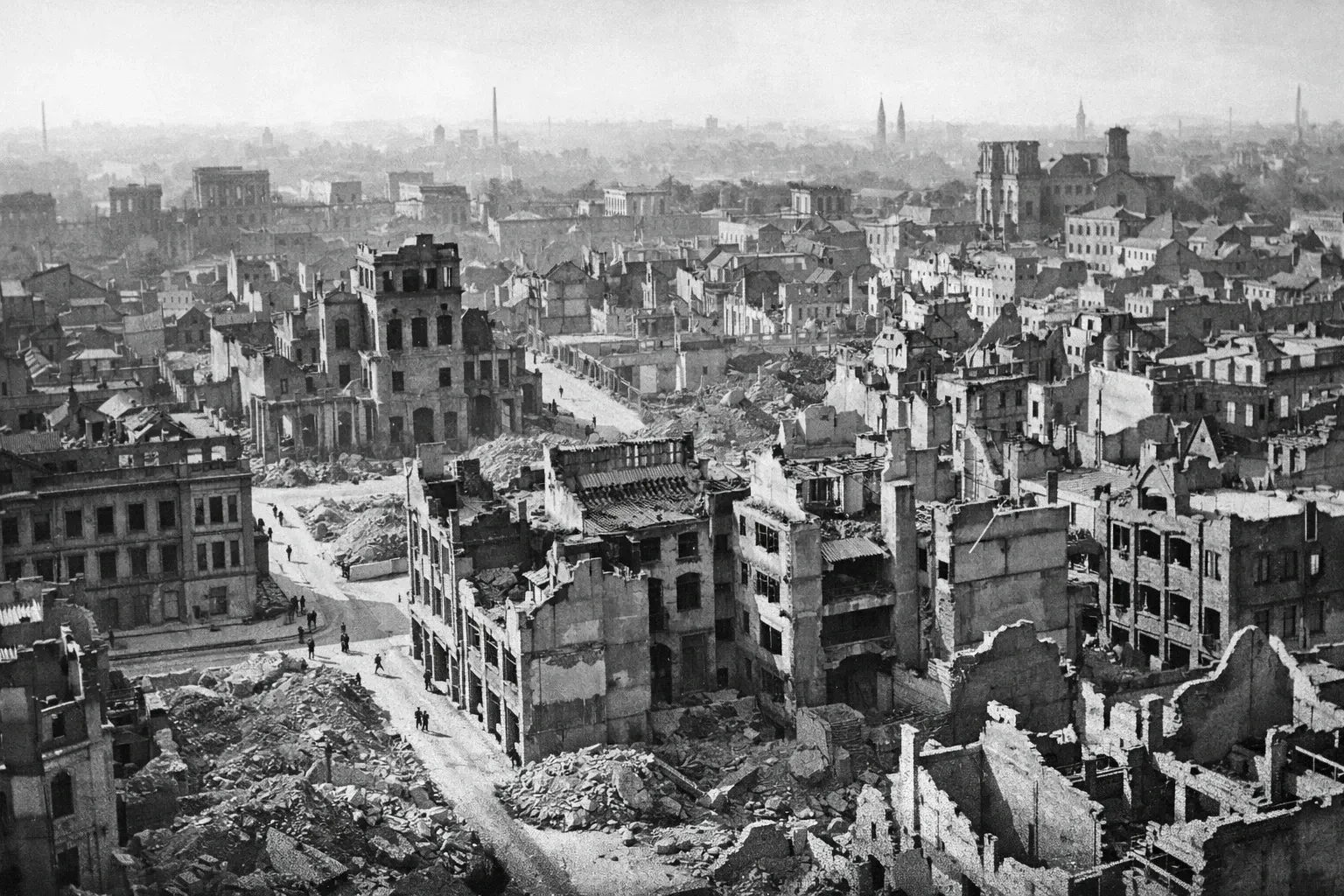 Zerstörte Stadt nach den 2. Weltkrieg. Trümmer, Ruinen, s/w