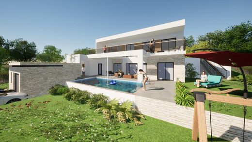Villa moderne avec piscine, terrasse et jardin paysager sous un ciel dégagé