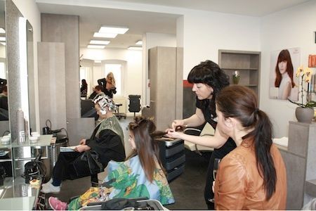 Friseurin bei der Arbeit, Sebnitzer Friseur und Kosmetik GmbH