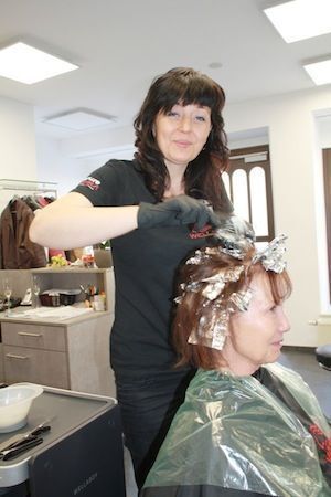 Friseurin bei der Arbeit, Sebnitzer Friseur und Kosmetik GmbH
