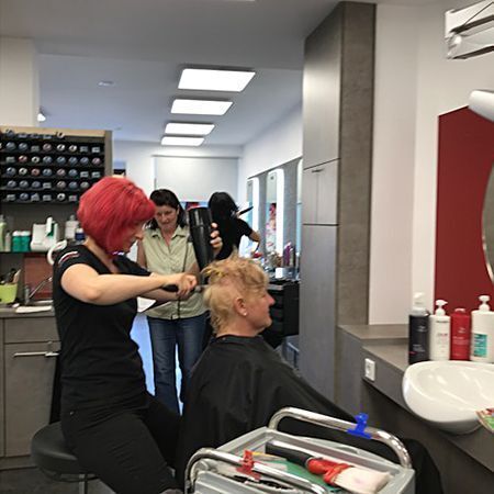 Friseurin bei der Arbeit, Sebnitzer Friseur und Kosmetik GmbH