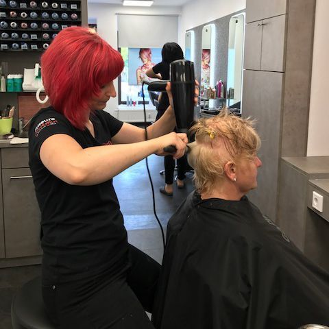 Friseurin bei der Arbeit, Sebnitzer Friseur und Kosmetik GmbH