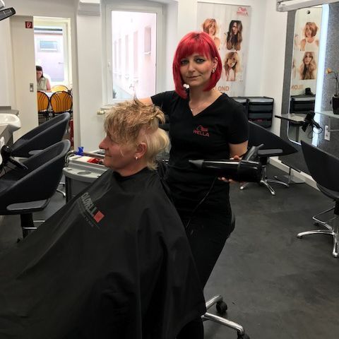 Friseurin bei der Arbeit, Sebnitzer Friseur und Kosmetik GmbH