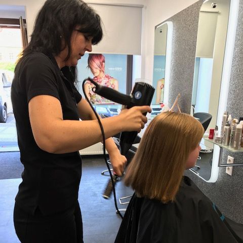 Friseurin bei der Arbeit, Sebnitzer Friseur und Kosmetik GmbH