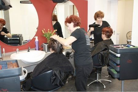 Friseurin bei der Arbeit, Sebnitzer Friseur und Kosmetik GmbH