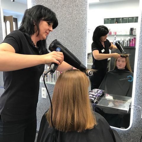 Friseurin bei der Arbeit, Sebnitzer Friseur und Kosmetik GmbH