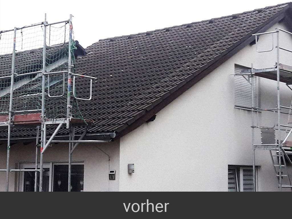 Ein weißes Haus mit Gerüsten an der Seite und dem Wort „Vorher“ auf der Unterseite