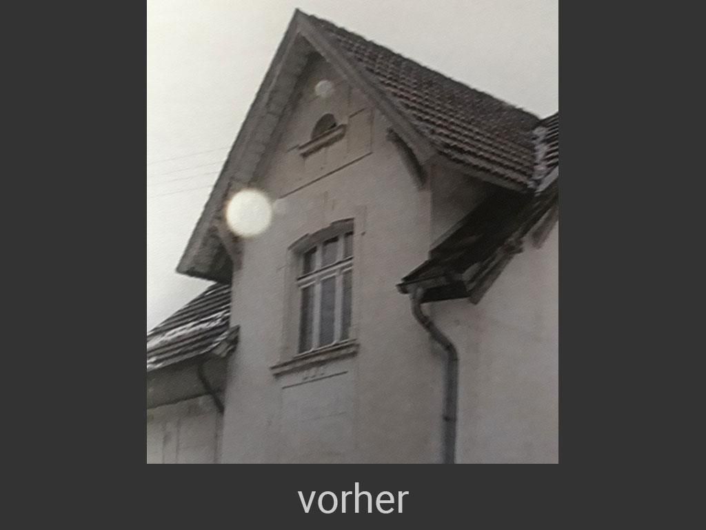 Ein Schwarzweißfoto eines Hauses mit dem Wort „vorher“ darunter