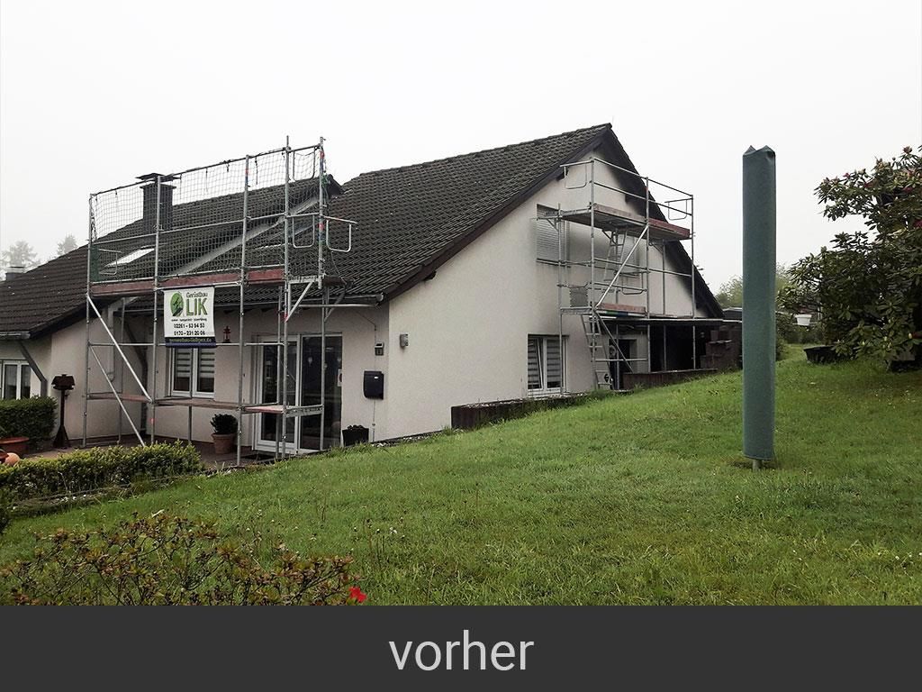 Ein Vorher-Bild eines Hauses mit Gerüst darum