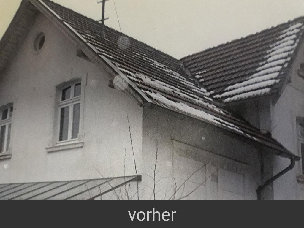 Ein Schwarzweißfoto eines Hauses mit dem Wort „vorher“ darunter