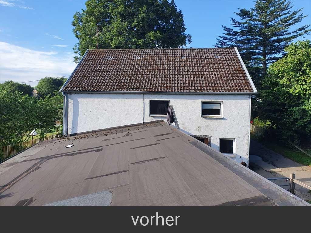 Eine Luftaufnahme eines Hauses mit dem Wort „Vorher“ auf der Unterseite