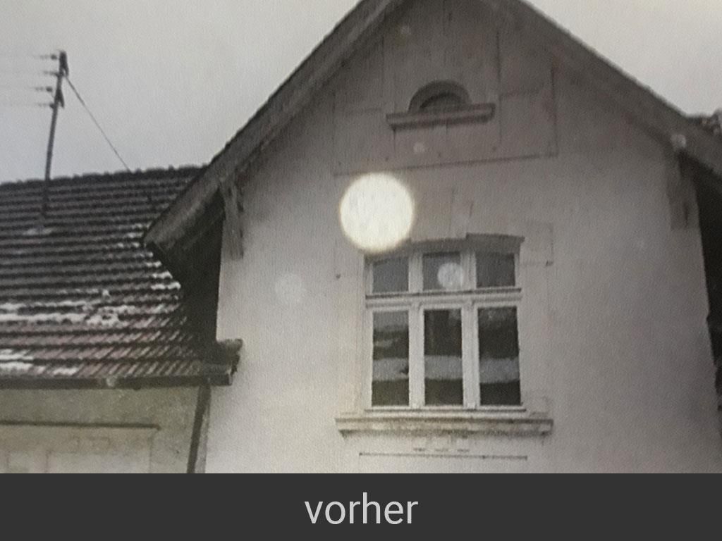 Ein Schwarzweißfoto eines Hauses mit dem Wort „vorher“ darunter