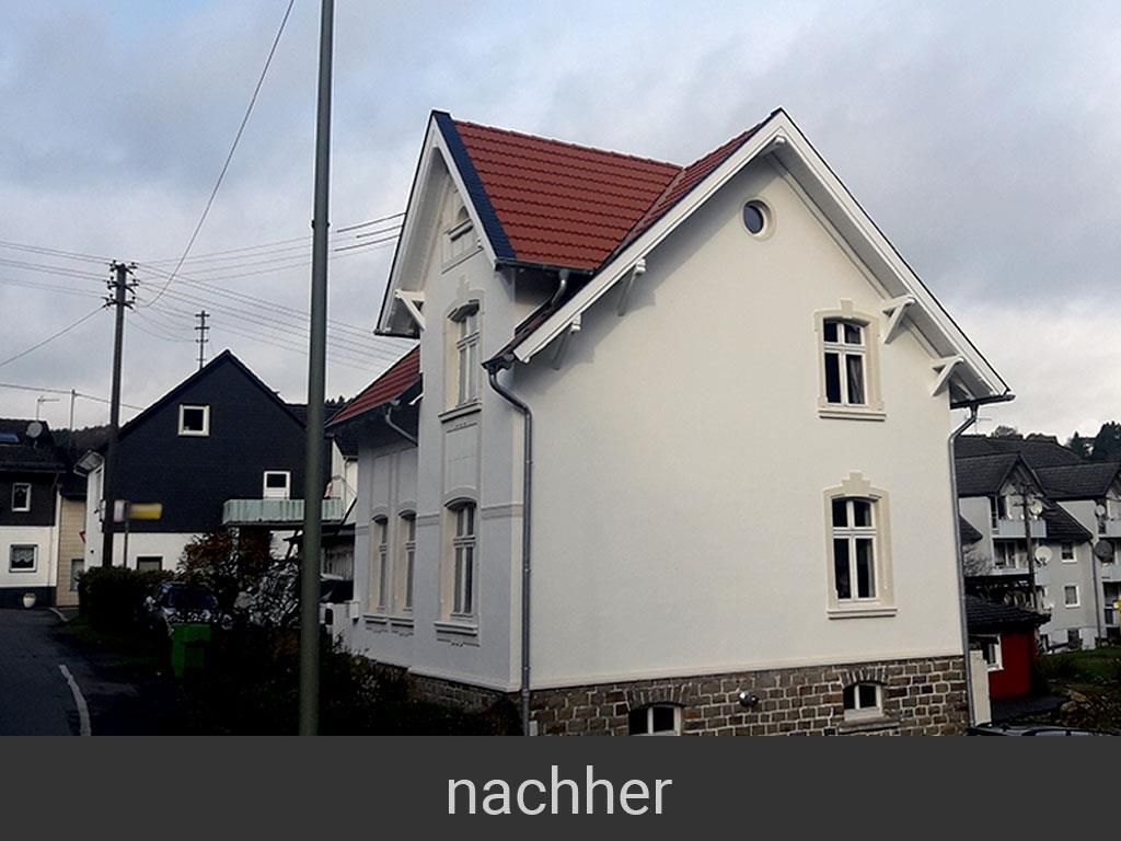 Ein weißes Haus mit rotem Dach und dem Wort „nachher“ darunter