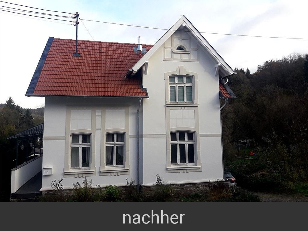 Ein weißes Haus mit einem roten Ziegeldach trägt darunter das Wort „nachher“