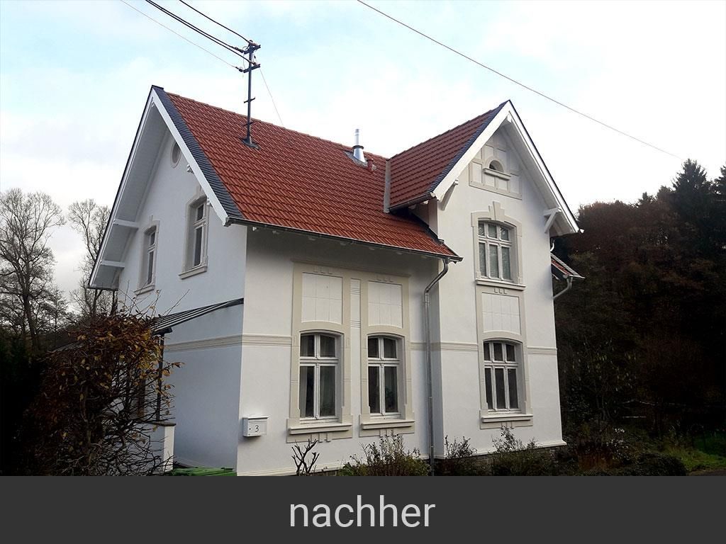 Ein weißes Haus mit einem roten Ziegeldach und dem Wort „nachher“ darunter