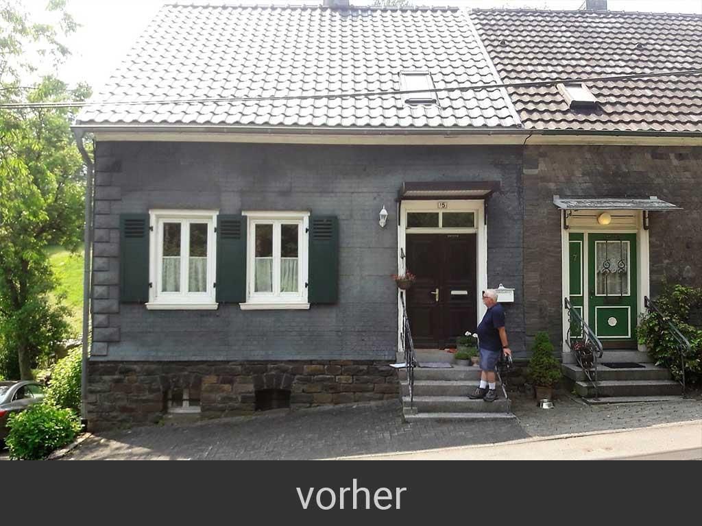 Ein Mann steht vor einem Haus, auf dem steht „vorher“