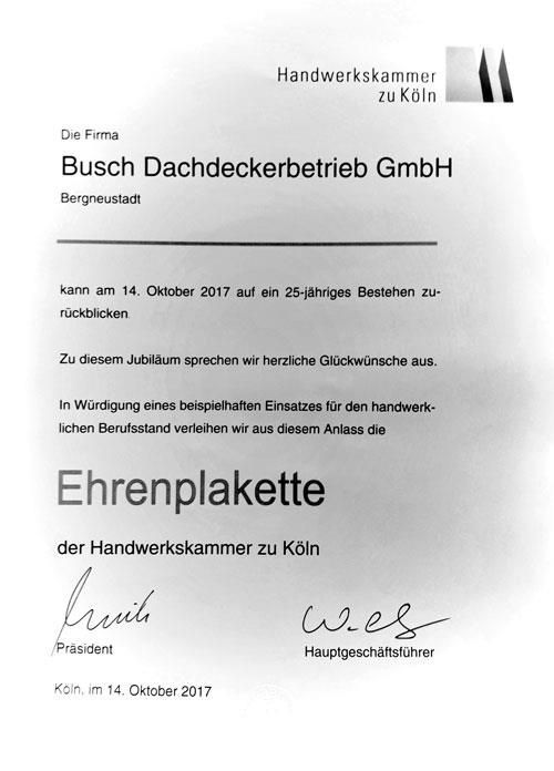 Eine Urkunde mit der Aufschrift „Ehrenplakette“