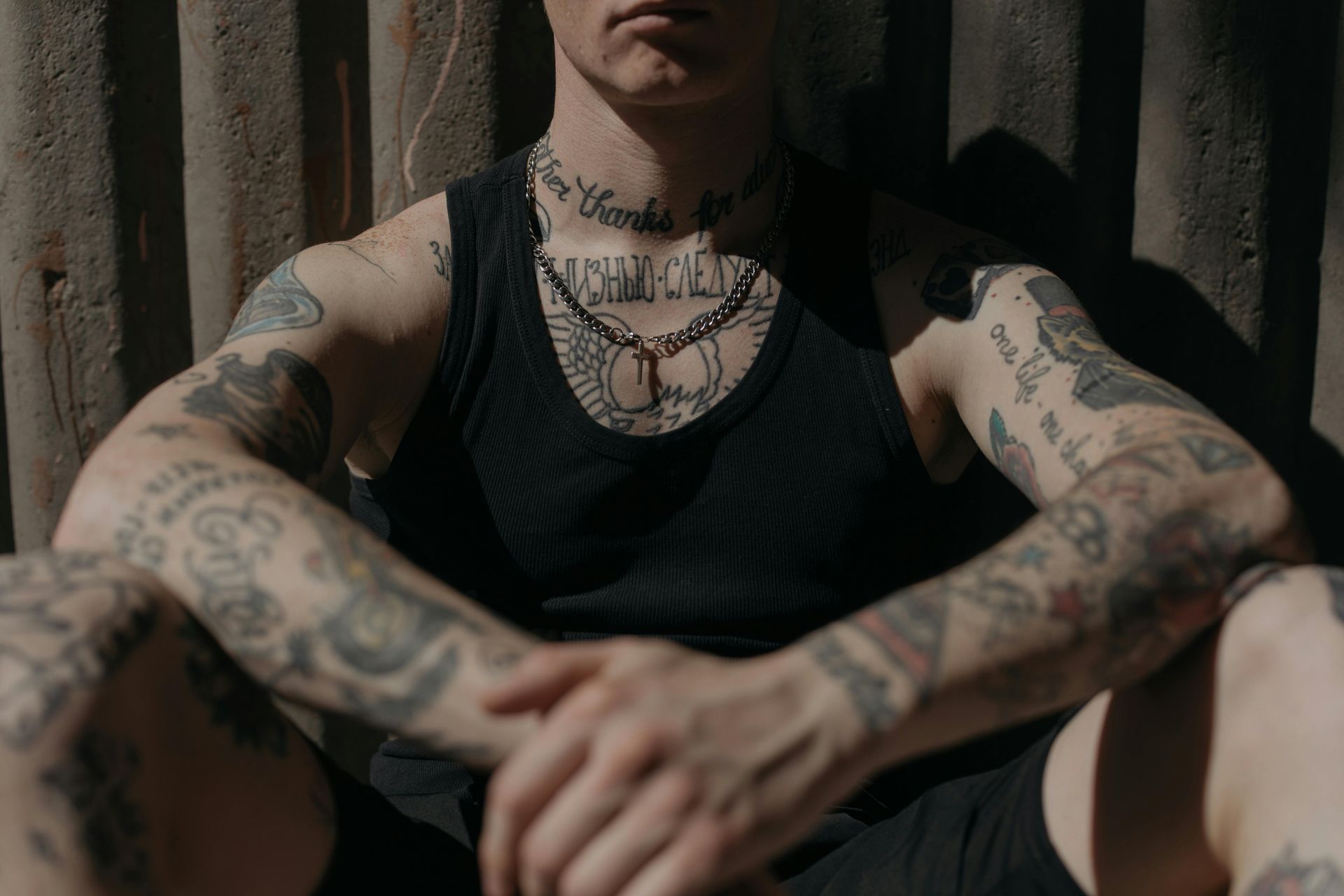 Un chico sentado lleno de tatuajes