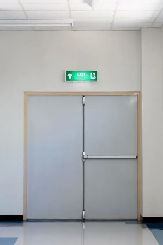 Puertas dobles con señal de 