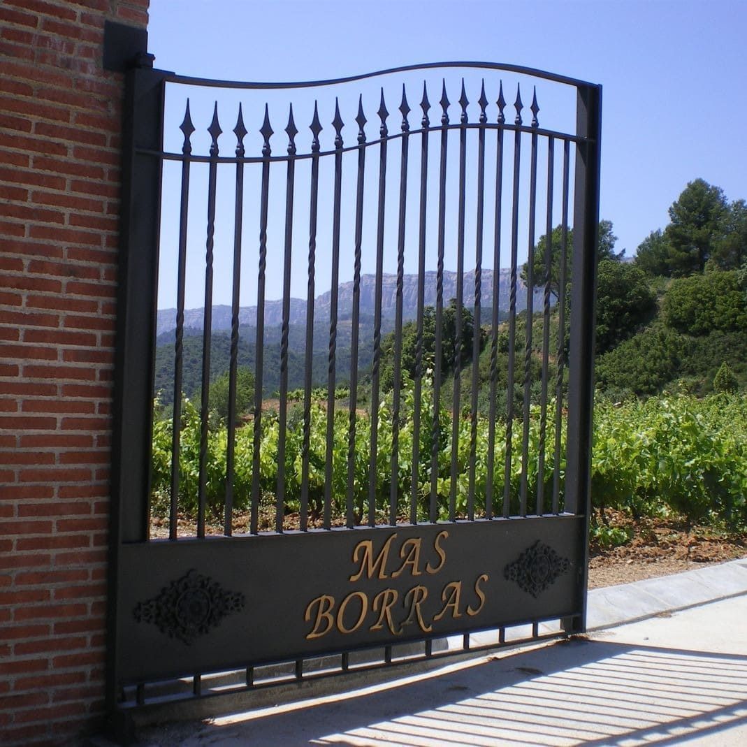 Puerta de hierro forjado negro con la inscripción 