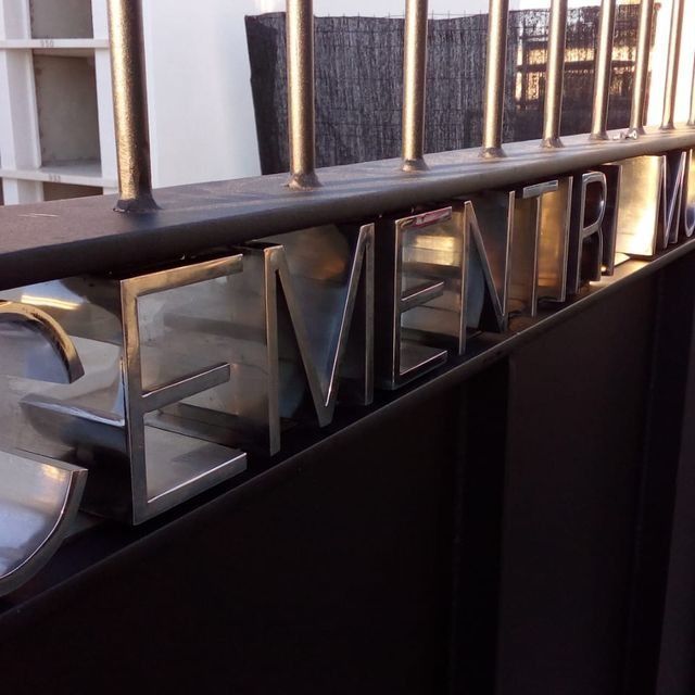 Letras de metal que deletrean 