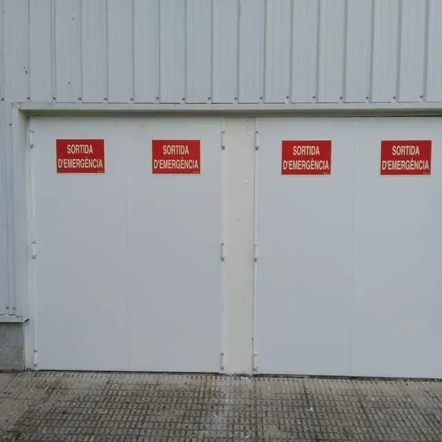 Puertas dobles blancas con cuatro señales rojas de 