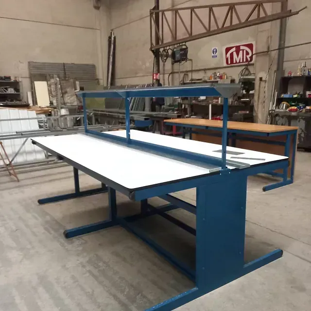Banco de trabajo azul con tablero blanco en un taller.