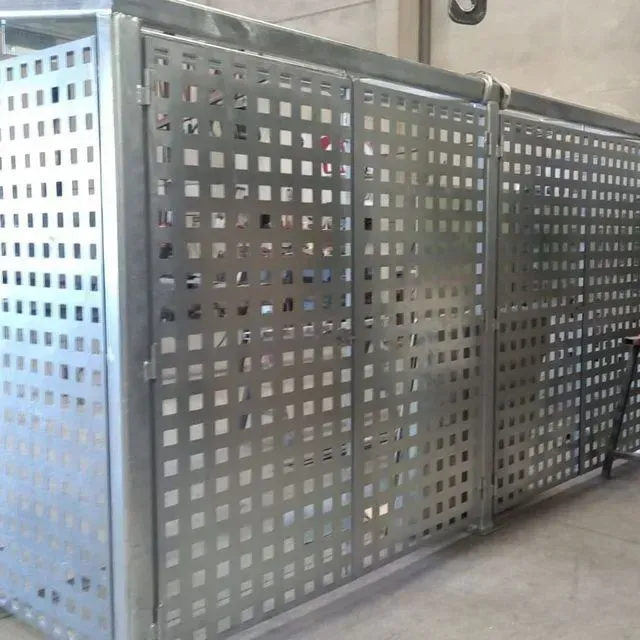 Unidades de almacenamiento de metal galvanizado con recortes cuadrados.