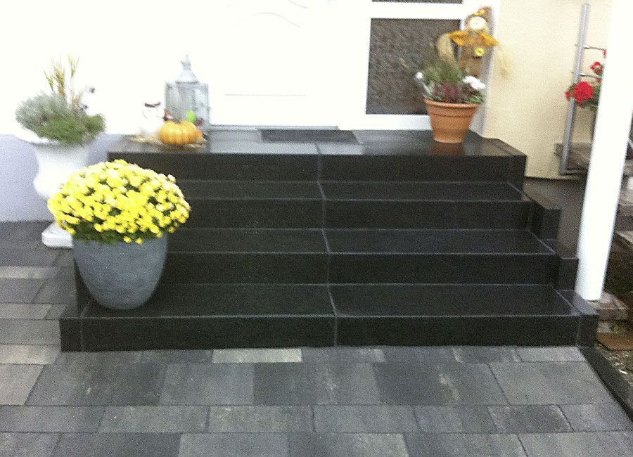 Dunkle Steinstufen Hauseingang