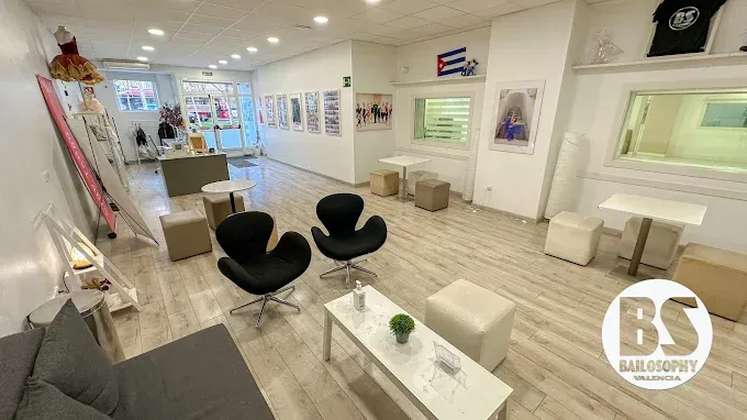 Icono de marcador de posición gris claro con un sol y montañas sobre fondo blanco