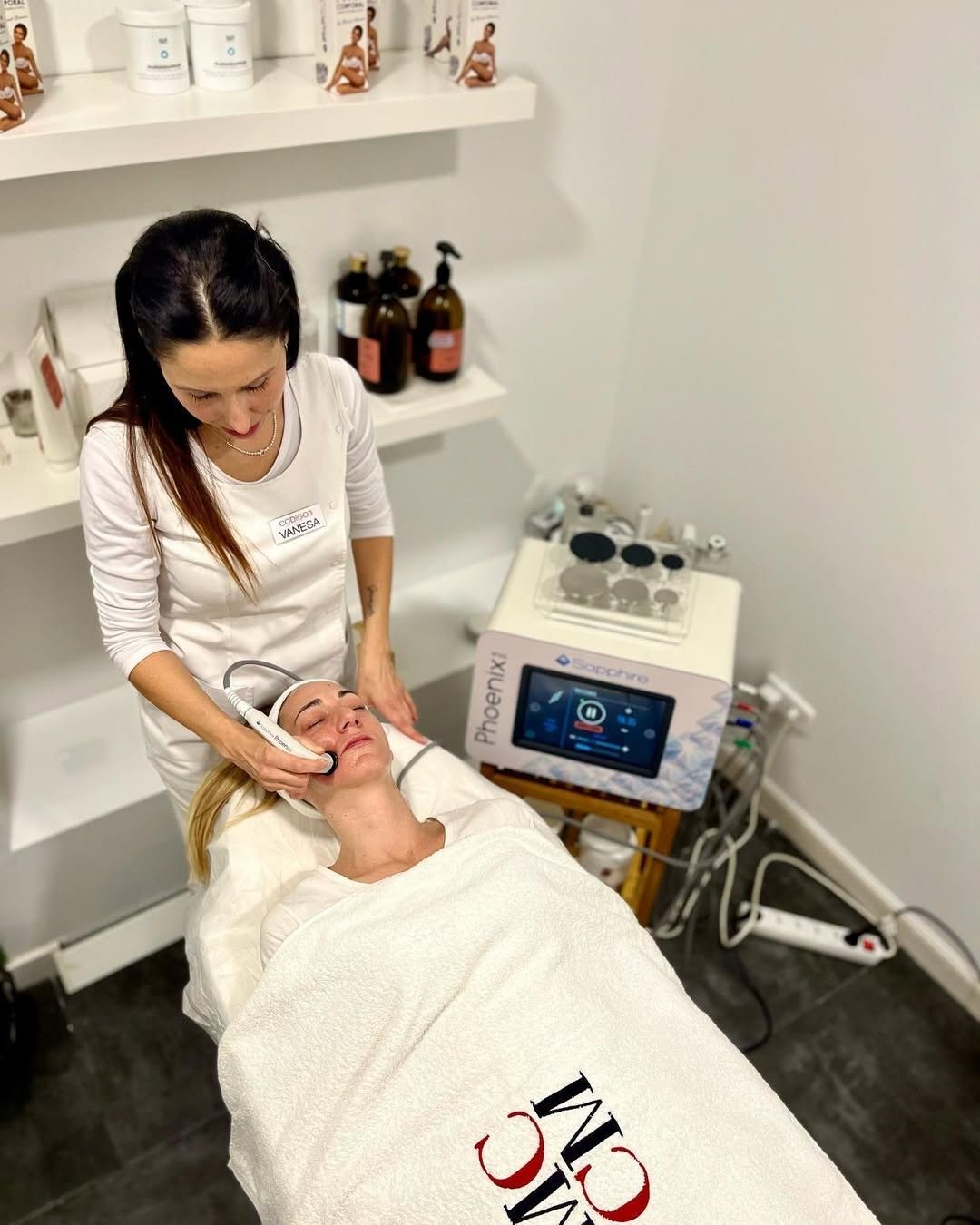 Un tratamiento facial realizado con una mano enguantada que utiliza un dispositivo para el cuidado de la piel.