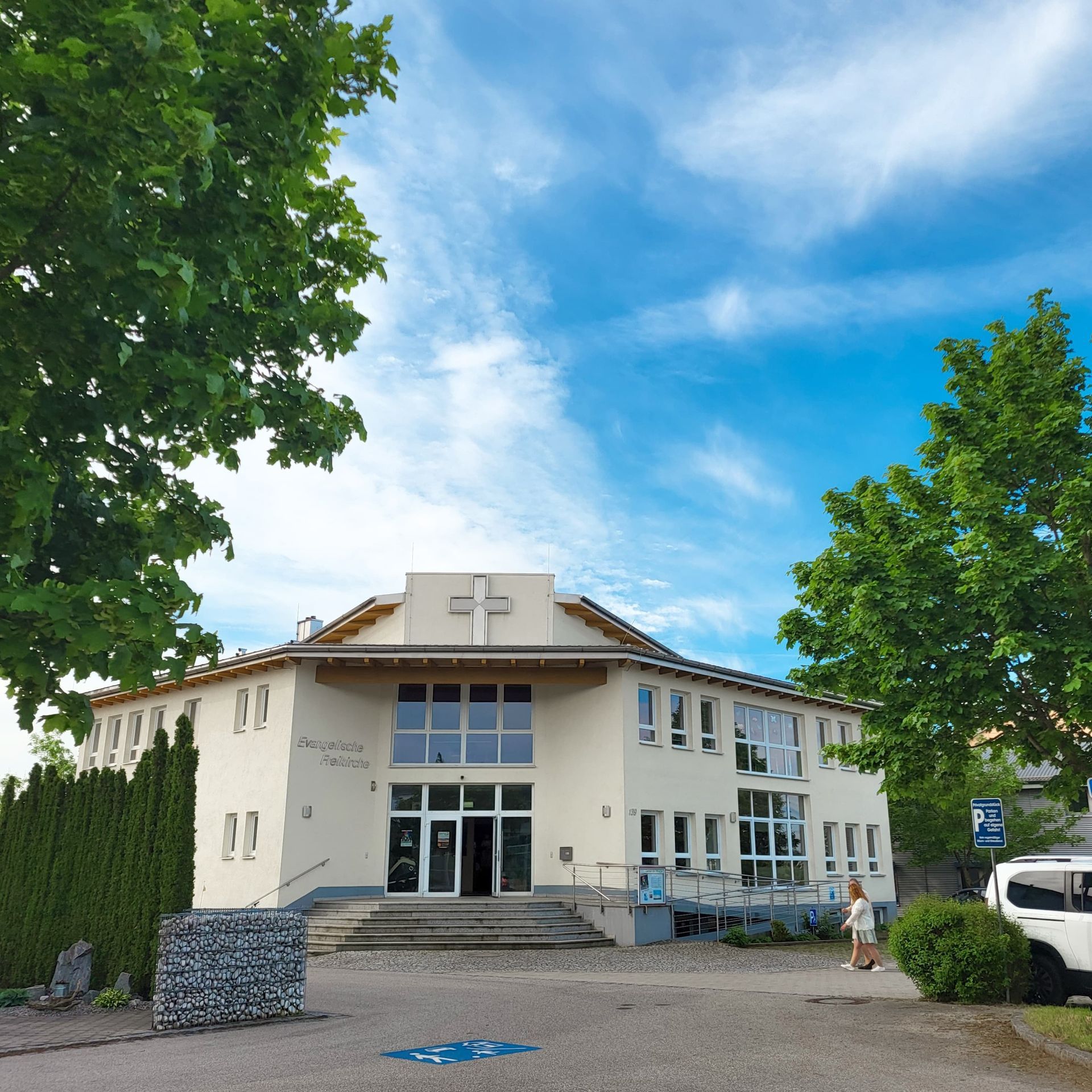 Ein großes weißes Gebäude mit einem Kreuz darauf