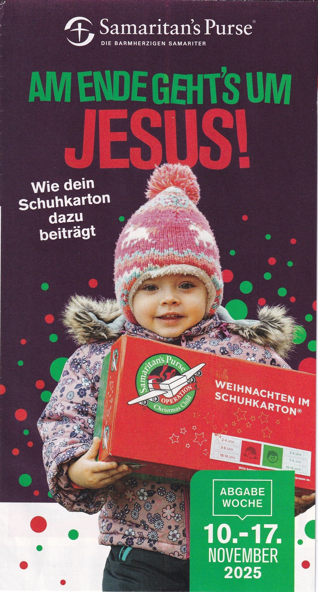 Eine Gruppe von Menschen posiert für ein Foto auf einem „Save the Date“-Poster.