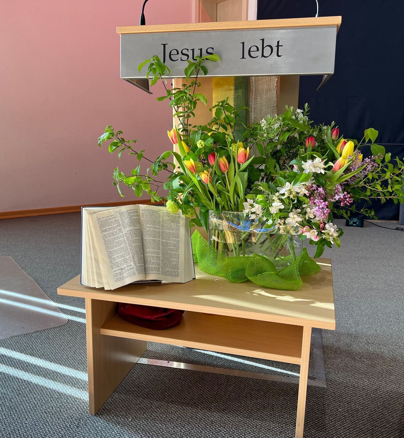 Ein Podium mit einem Schild mit der Aufschrift „Jesus lebt“