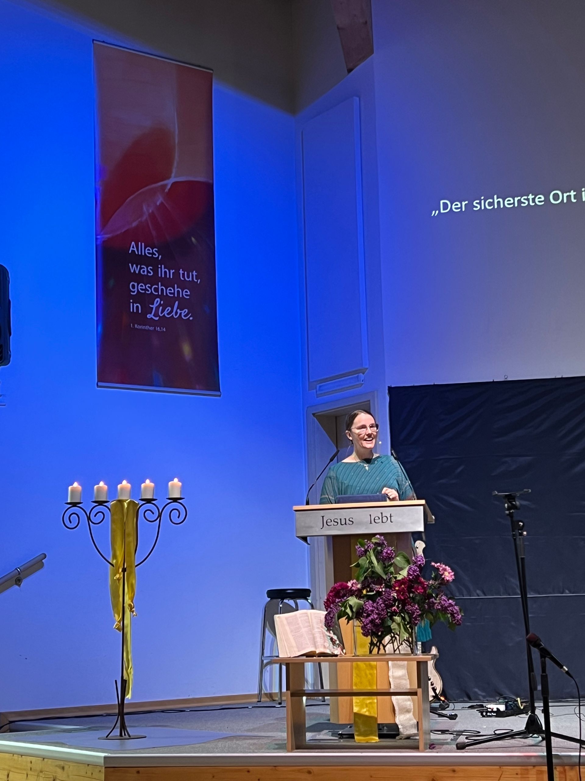 Eine Frau hält eine Rede an einem Podium in einer Kirche