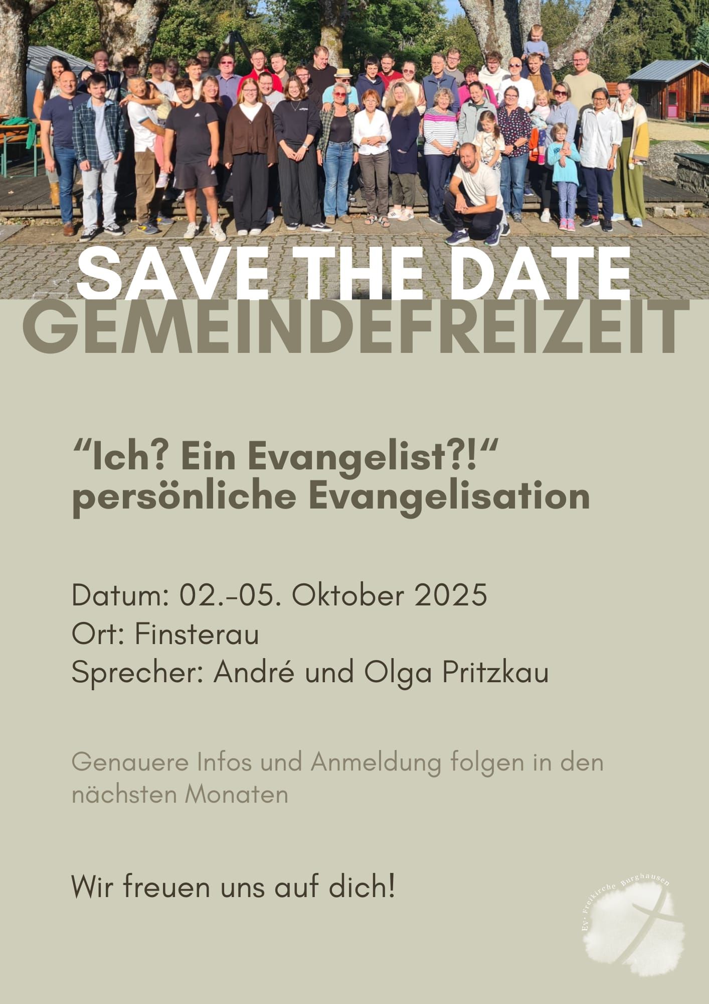Eine Gruppe von Menschen posiert für ein Foto auf einem „Save the Date“-Poster.