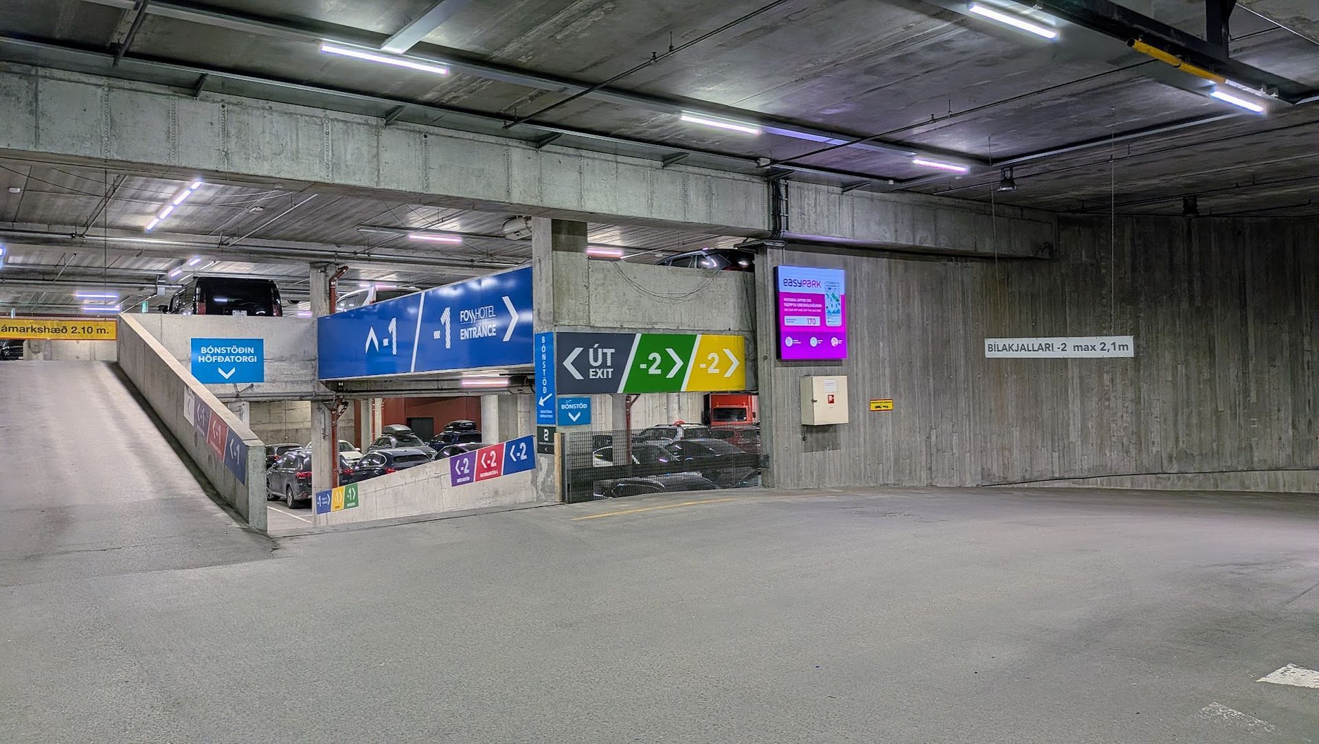 Mynd af bílakjallara þar sem keyrt er milli hæða