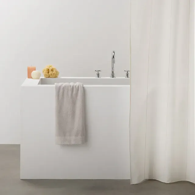 Un baño con bañera y cortina de ducha.