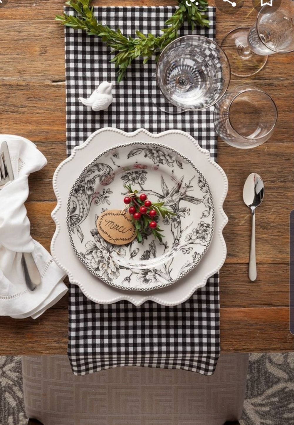 Hay un plato con una galleta encima de la mesa.