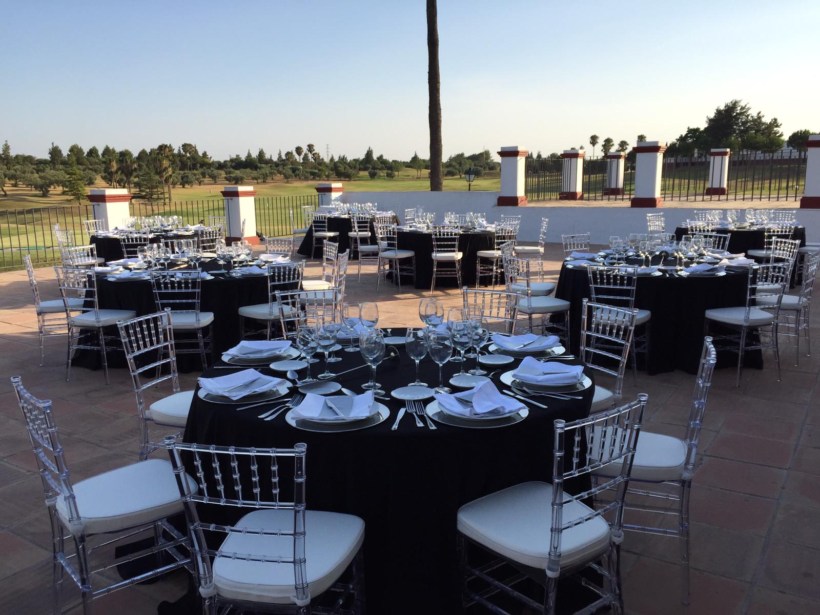 Se preparan mesas y sillas para una recepción de boda.