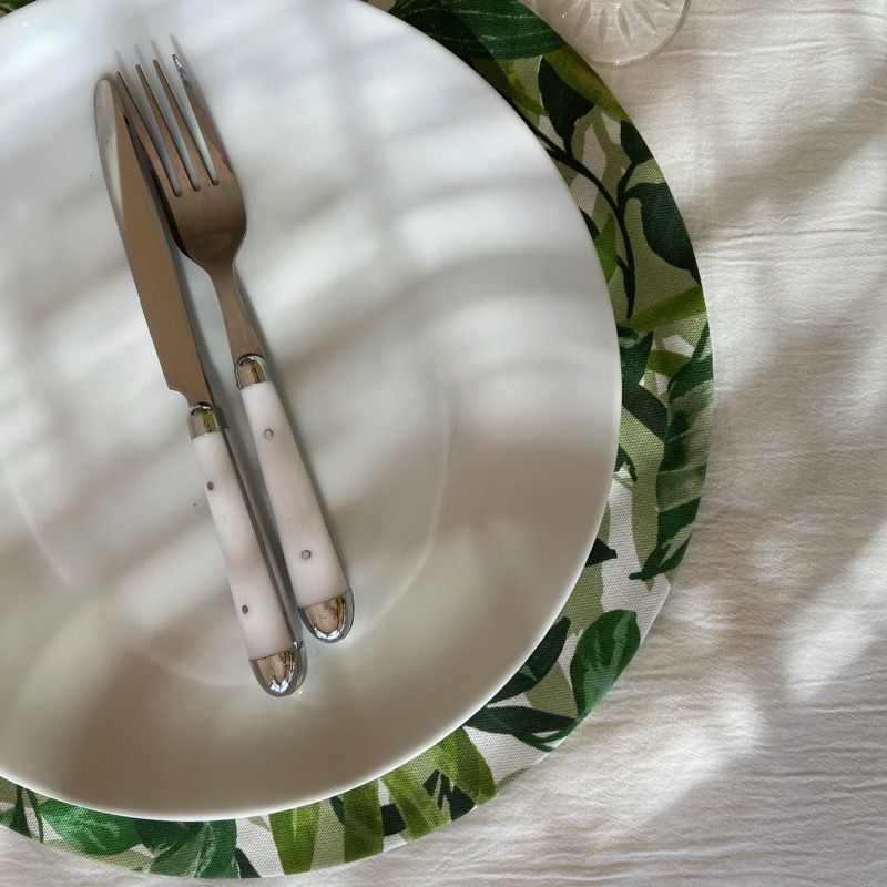 combinación de menaje y mantelería en tonos blancos