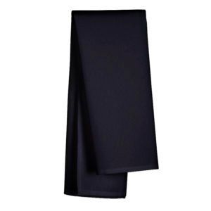 Una toalla negra reposa sobre una superficie blanca.