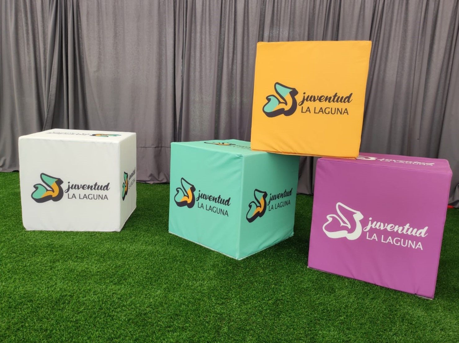 Cuatro cajas con la palabra Juventud La Laguna escrita en ellas están apiladas una encima de otra.