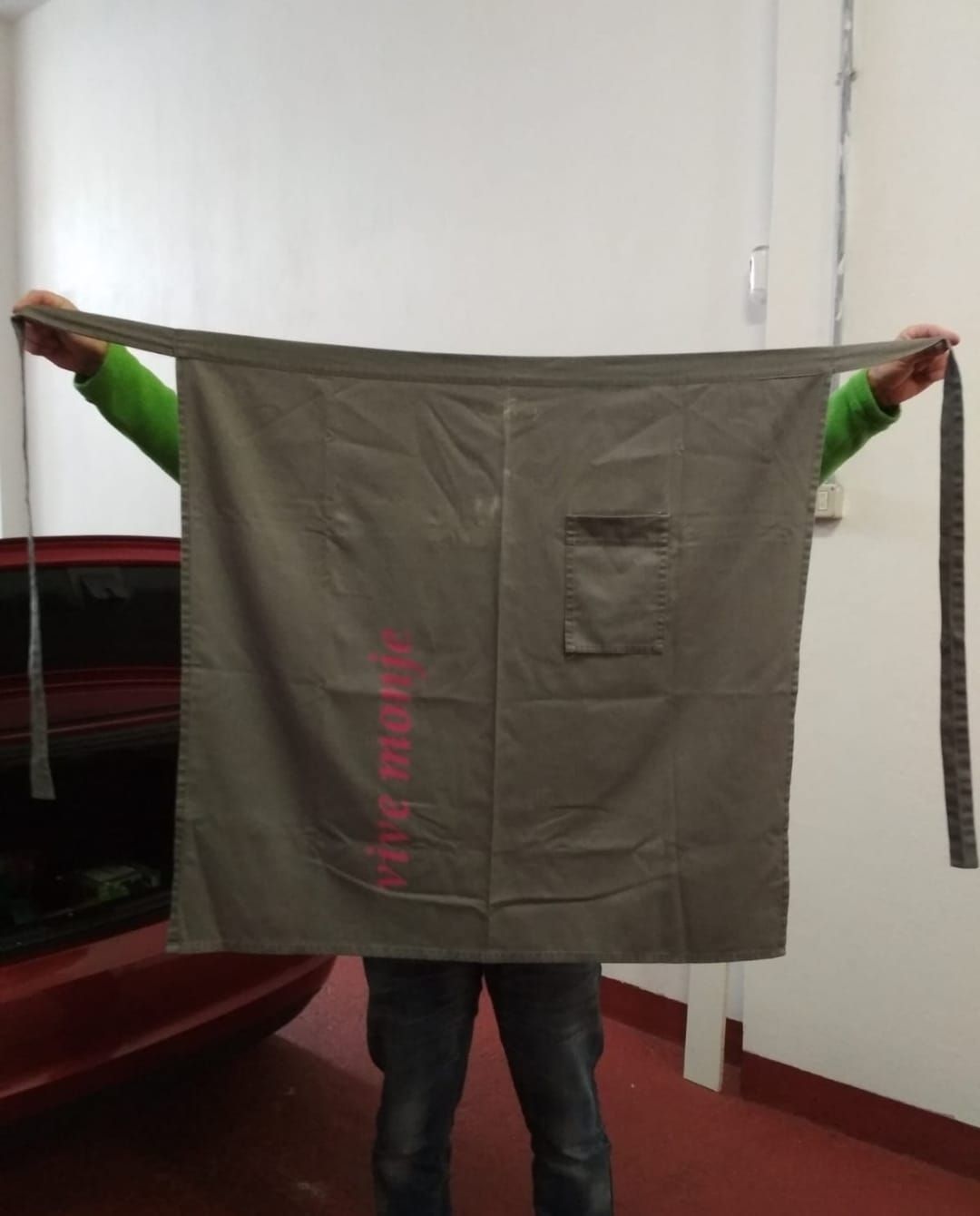 Una persona sostiene un delantal que dice 